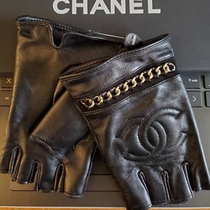 Chanel real calf leather fingerless gloves.